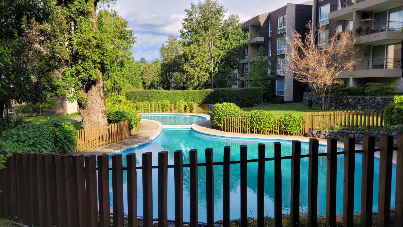 Moderno depto. con piscina y jardín